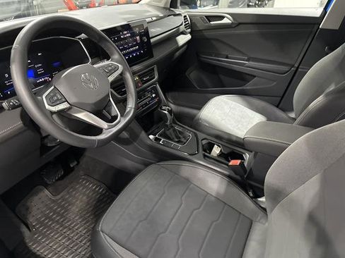 Certified 2025 Volkswagen Taos SE image 14