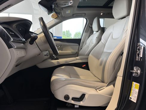 Used 2022 Volvo XC90 T5 Momentum w/ Climate Package AWD/4WD image 16