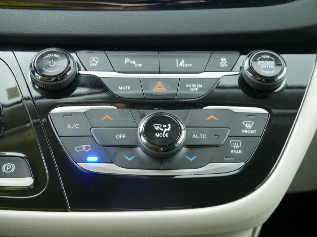 Used 2023 Chrysler Pacifica Touring-L FWD image 30