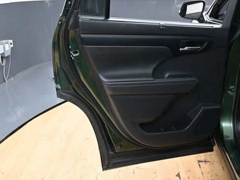 Used 2023 Toyota Highlander XLE image 44