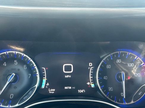 Used 2023 Chrysler Pacifica Limited FWD image 46