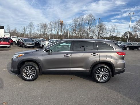 Used 2019 Toyota Highlander XLE image 2