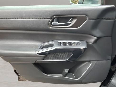 Used 2024 Nissan Pathfinder SV image 17