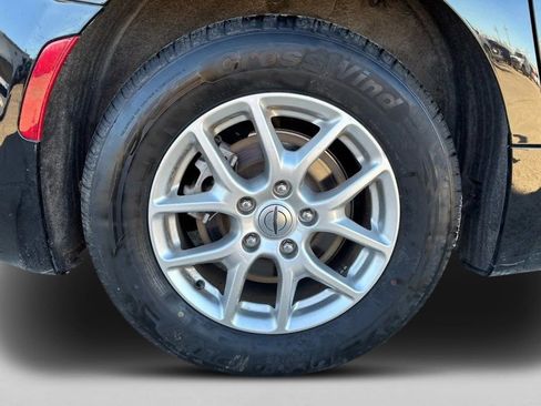 Used 2024 Chrysler Pacifica Touring-L image 9