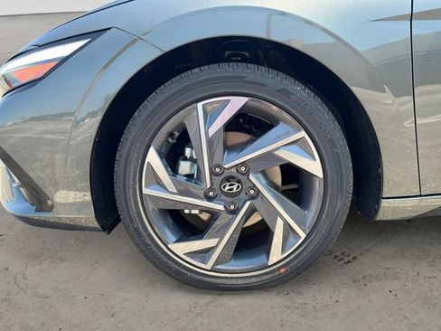 Certified 2025 Hyundai Elantra Limited FWD image 16