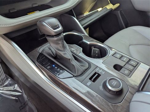 Used 2024 Toyota Highlander Platinum image 26