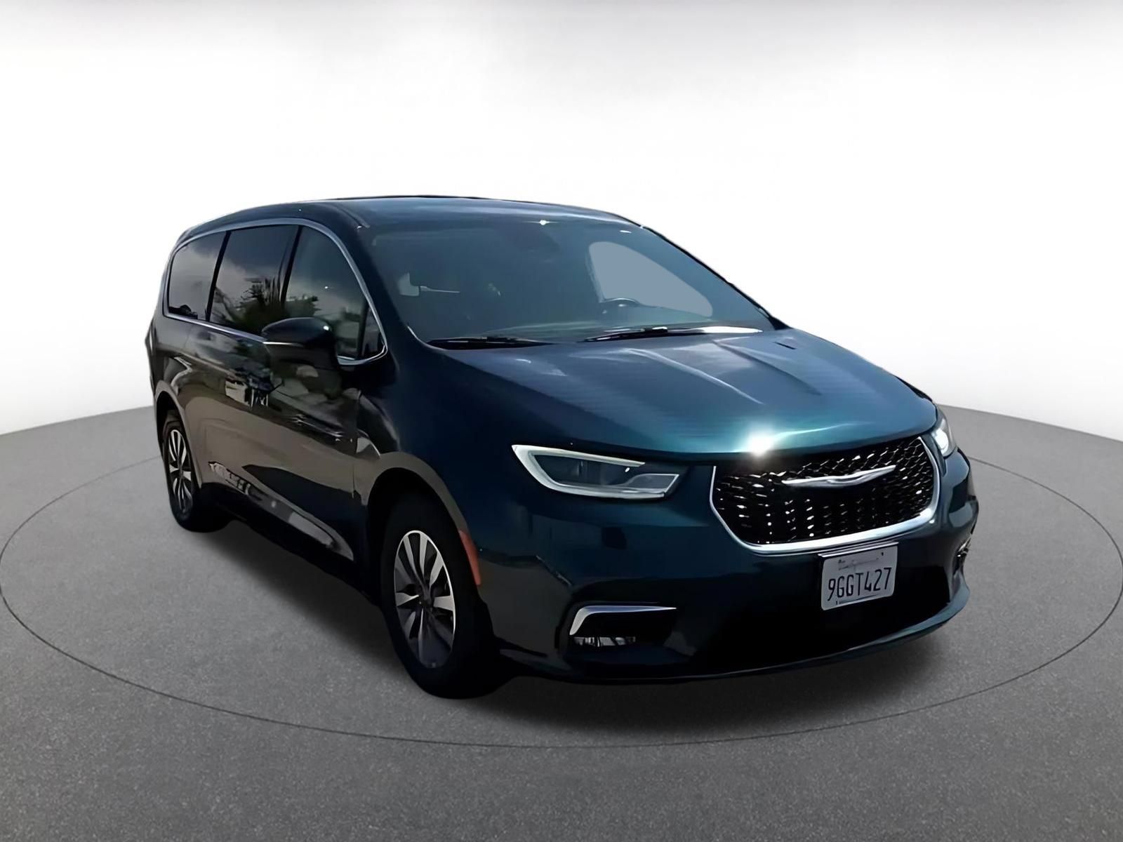 Used 2023 Chrysler Pacifica Touring-L FWD image 3