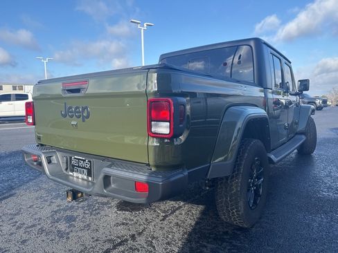 Used 2023 Jeep Gladiator Sport image 4