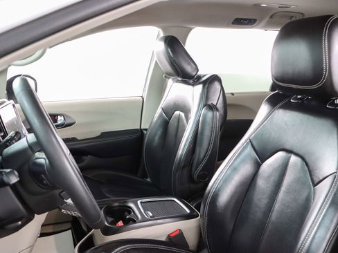 Used 2023 Chrysler Pacifica Touring-L FWD image 23