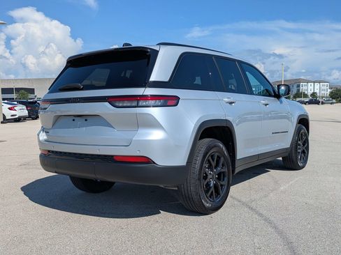 Used 2025 Jeep Grand Cherokee Altitude AWD/4WD image 5