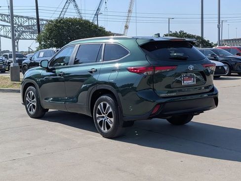 Used 2023 Toyota Highlander XLE AWD/4WD image 9