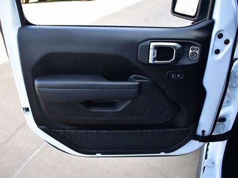 Used 2025 Jeep Wrangler Rubicon image 17