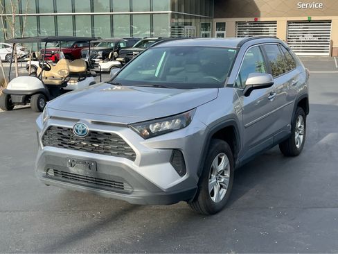 Used 2019 Toyota RAV4 LE image 2