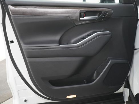 Used 2025 Toyota Highlander Platinum image 21