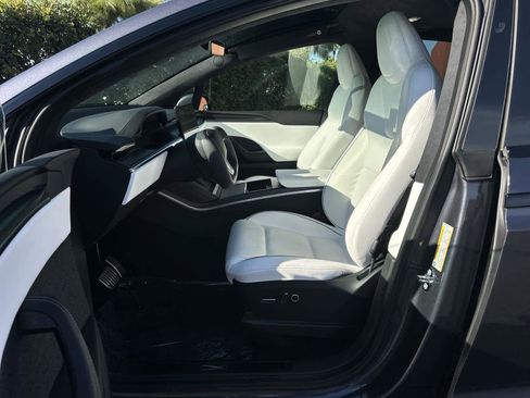 Used 2023 Tesla Model X Plaid image 11