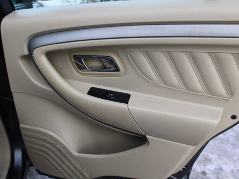 Used 2015 Ford Taurus SE image 5