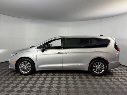 Used 2026 Chrysler Pacifica Limited FWD image 8