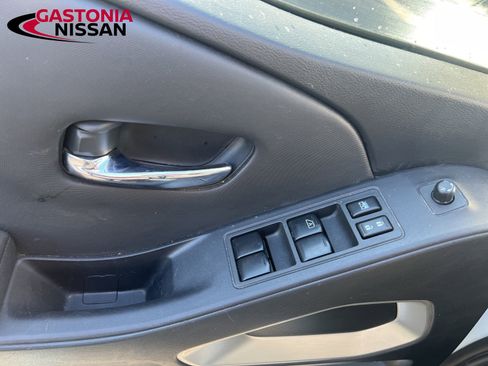 Used 2024 Nissan Frontier SV image 38