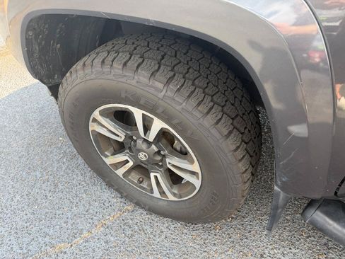 Used 2019 Toyota Tacoma TRD Sport AWD/4WD image 6