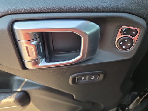Used 2024 Jeep Wrangler Unlimited AWD/4WD image 31