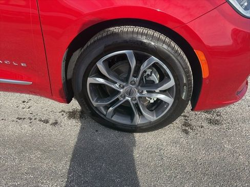 Used 2024 Chrysler Pacifica Pinnacle image 9