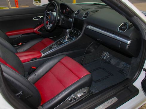 Used 2019 Porsche 718 Boxster RWD image 15