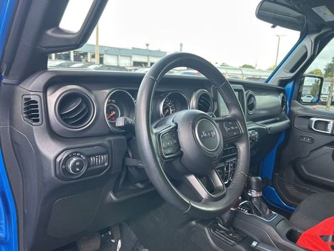 Certified 2022 Jeep Gladiator Willys image 10