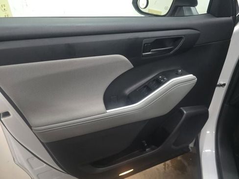 Used 2023 Toyota Highlander L FWD image 18