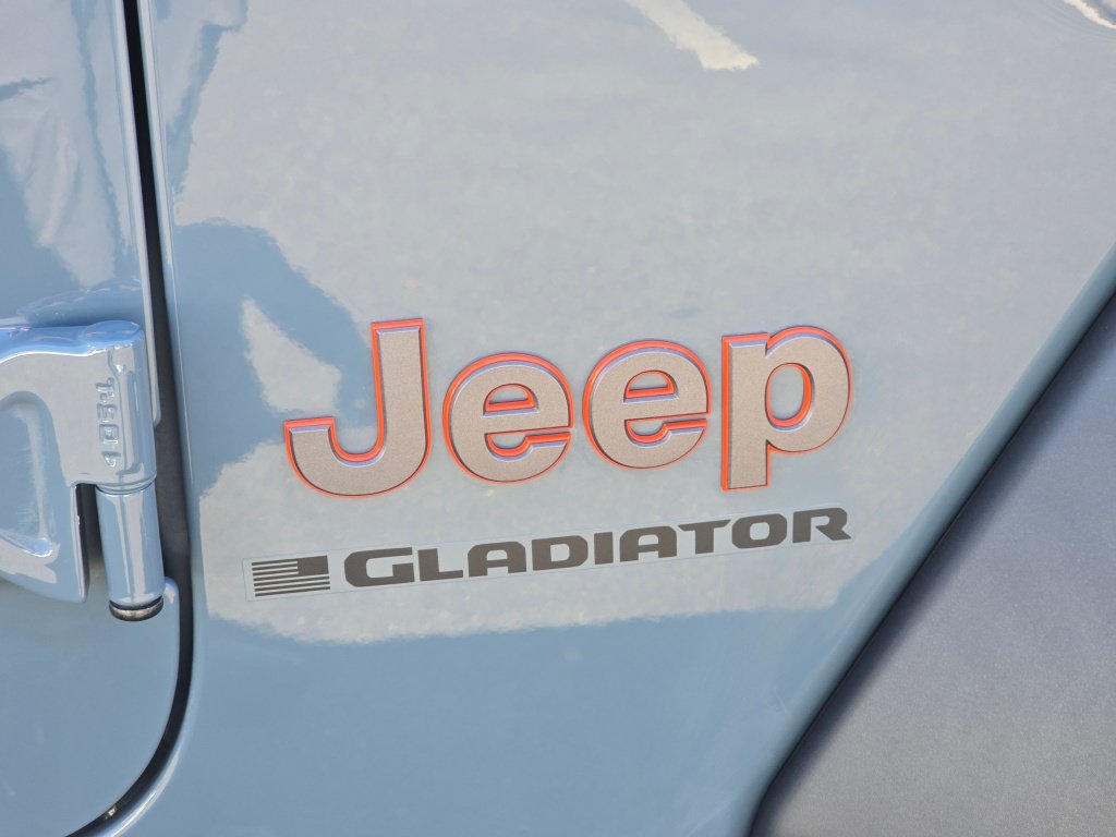 Used 2025 Jeep Gladiator Mojave w/ Convenience Group AWD/4WD image 28