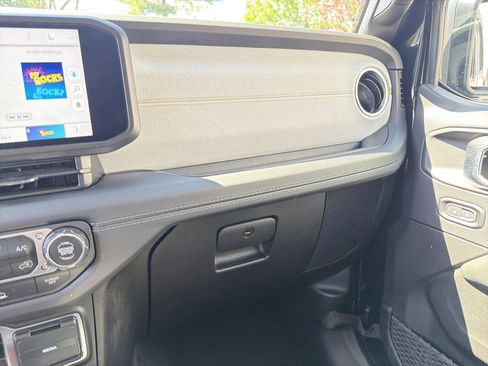 Certified 2025 Jeep Wrangler Sahara AWD/4WD image 18