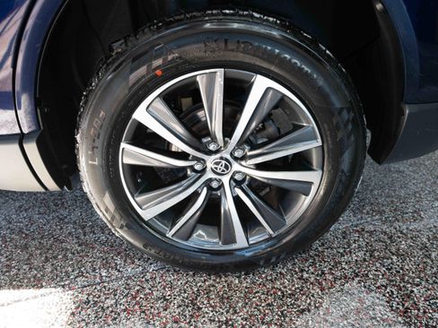 Used 2022 Toyota Venza LE image 30