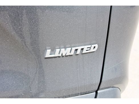 Used 2019 Toyota RAV4 Limited FWD image 8