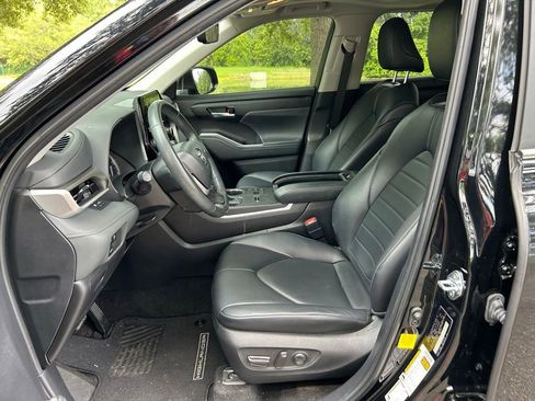 Used 2024 Toyota Highlander XLE FWD image 15