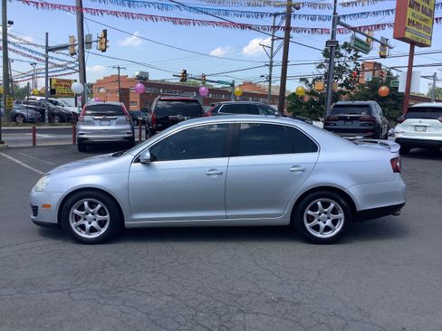 Used 2010 Volkswagen Jetta SE FWD image 4