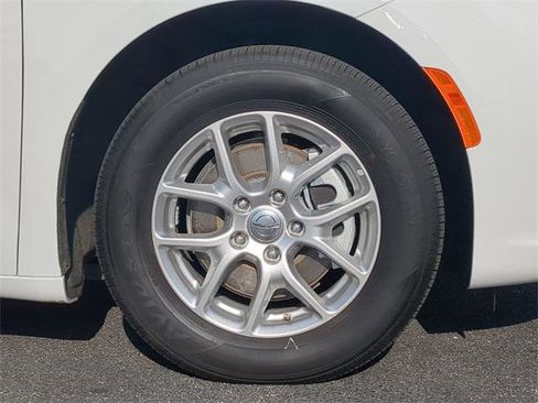 Certified 2024 Chrysler Pacifica Touring-L image 11