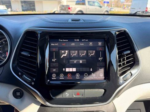 Used 2019 Jeep Cherokee Limited image 27