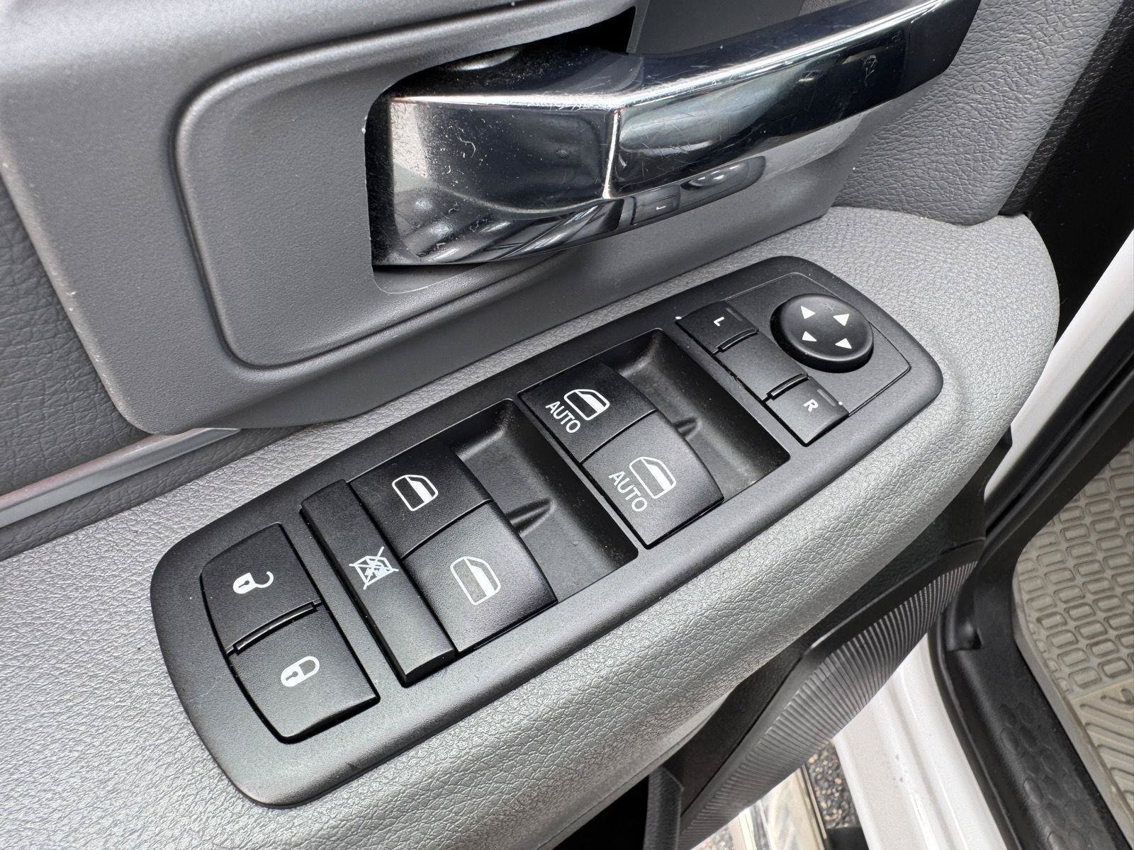 Used 2019 RAM 1500 Classic SLT AWD/4WD image 13