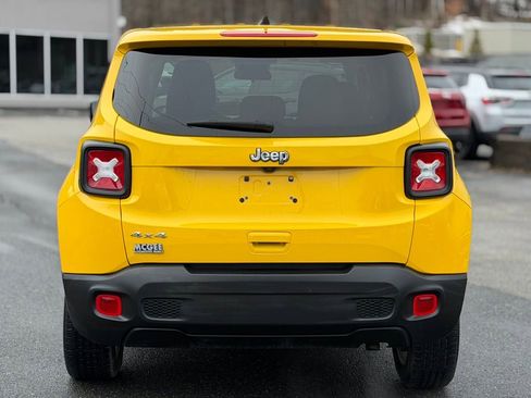 Used 2023 Jeep Renegade Latitude AWD/4WD image 4