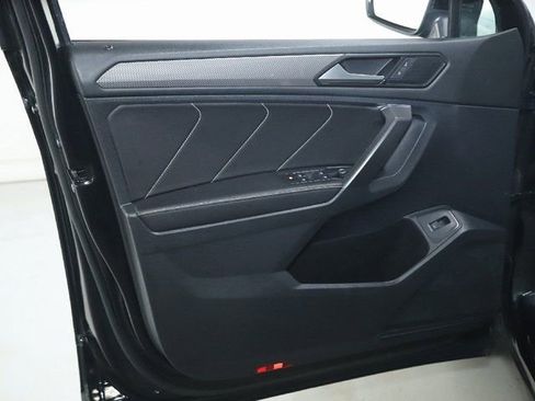 Used 2022 Volkswagen Tiguan SE w/ Panoramic Sunroof Package image 16