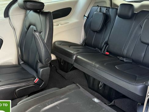 Certified 2024 Chrysler Pacifica Touring-L image 20