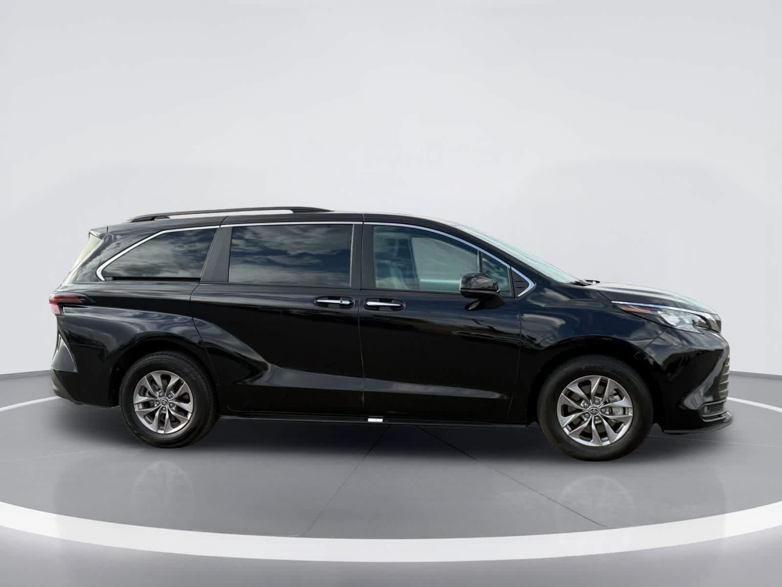 Used 2025 Toyota Sienna XLE FWD image 10