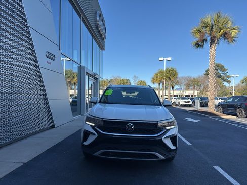 Used 2022 Volkswagen Taos SE w/ Panoramic Sunroof Package image 2