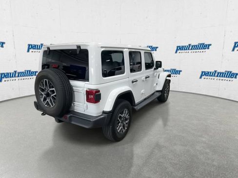 Used 2025 Jeep Wrangler Unlimited Sahara AWD/4WD image 11