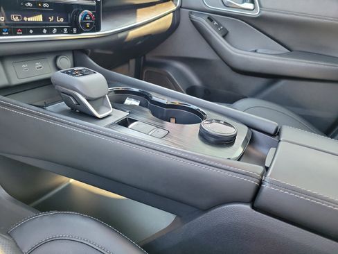 Certified 2022 Nissan Rogue Platinum w/ Head-Up Display Package image 29