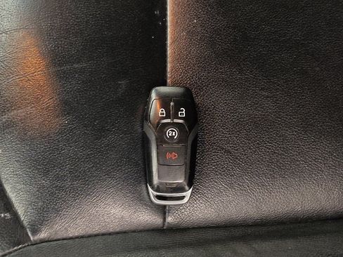 Used 2016 Ford Explorer XLT w/ Equipment Group 202A AWD/4WD image 32