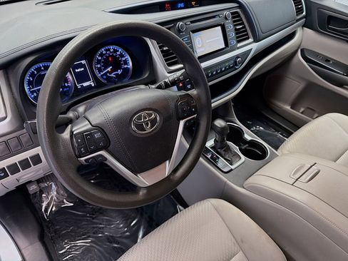 Used 2019 Toyota Highlander LE FWD image 7