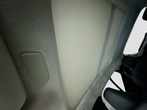 Used 2025 Volvo XC40 B5 Core image 26