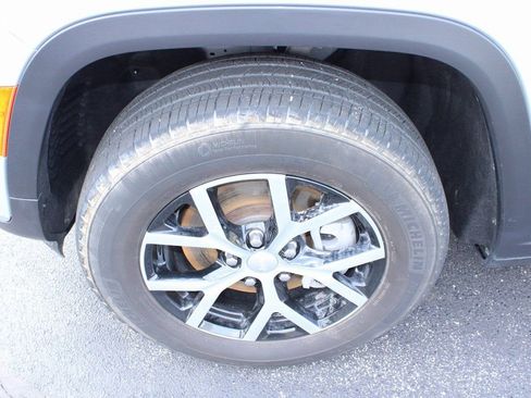 Used 2024 Jeep Grand Cherokee L Limited w/ Luxury Tech Group II image 5