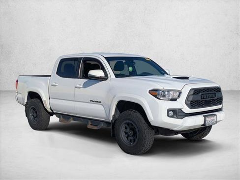 Used 2018 Toyota Tacoma TRD Sport image 3