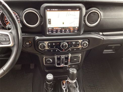 Used 2018 Jeep Wrangler Unlimited Sahara image 11